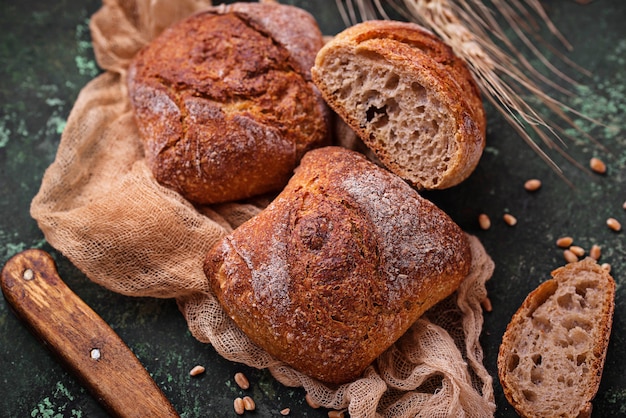 Verse zelfgemaakte broodjes op rustieke achtergrond