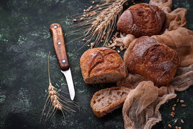 Verse zelfgemaakte broodjes op rustieke achtergrond