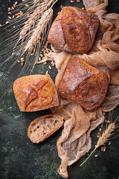 Verse zelfgemaakte broodjes op rustieke achtergrond