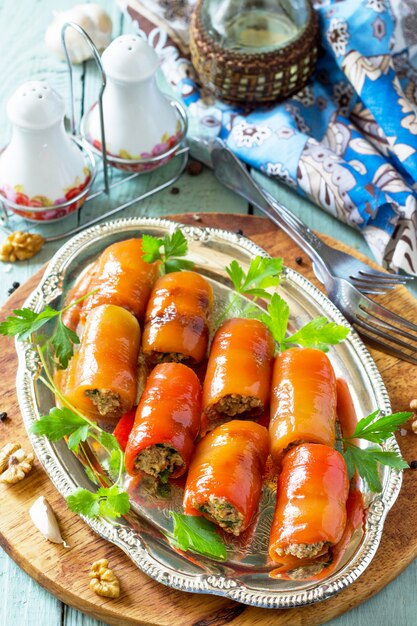 Verse zelfgemaakte broodjes paprika gevuld met noten