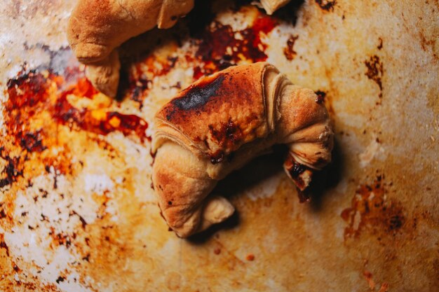 Verse zelfgemaakte croissants met chocolade vintage fotoverwerking