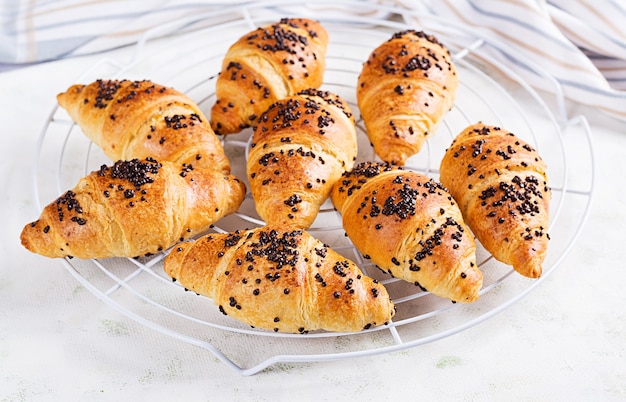 Foto verse zelfgemaakte croissants met chocolade.