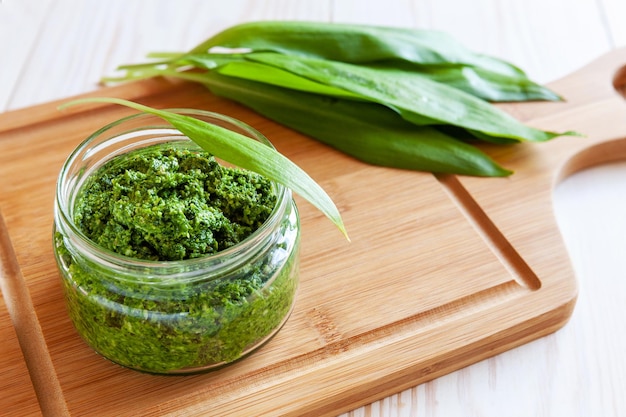 Verse zelfgemaakte daslookpesto gemaakt met berenpreikruiden heerlijke hartige saus voor Italiaanse pasta en ingrediënten voor het kokenx9