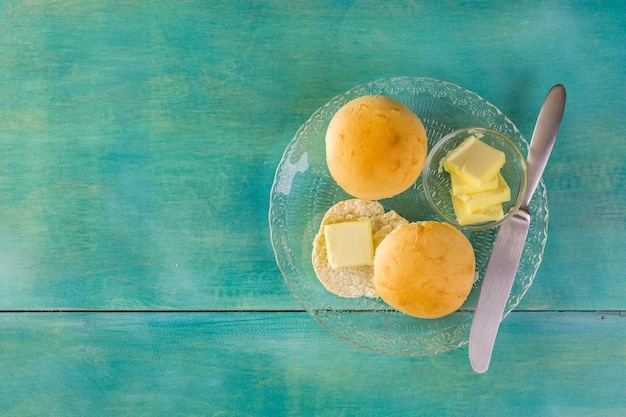 Foto verse zelfgemaakte dinerbroodjes bakken.