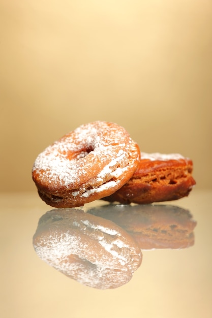 verse zelfgemaakte donut poedersuiker tegen lichte achtergrond
