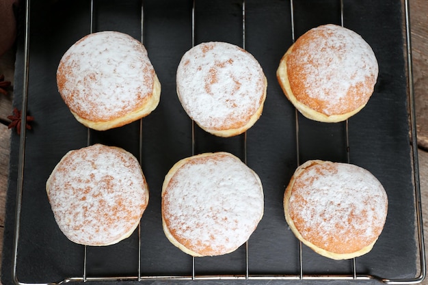 Verse zelfgemaakte donuts met poedersuiker close-up