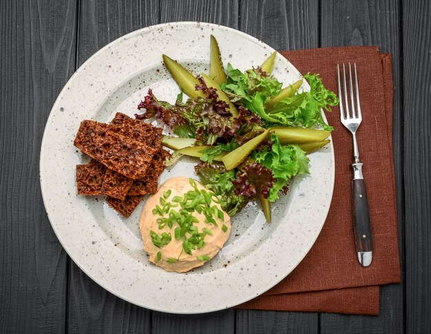 Verse zelfgemaakte focaccia brood met peperoni, kaas en knoflook