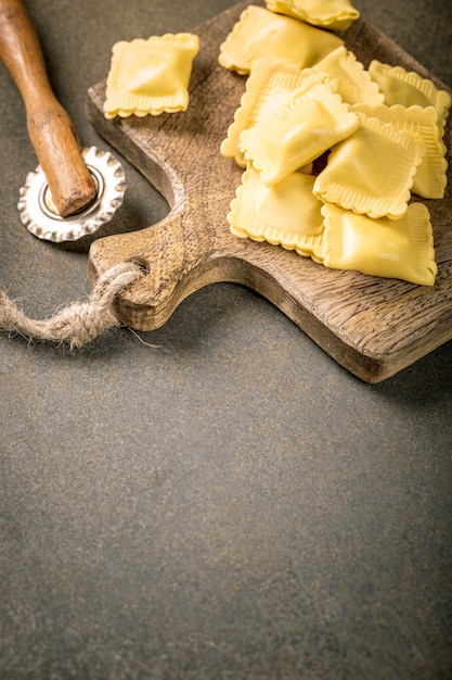 Verse zelfgemaakte gevulde vierkante pasta ravioli