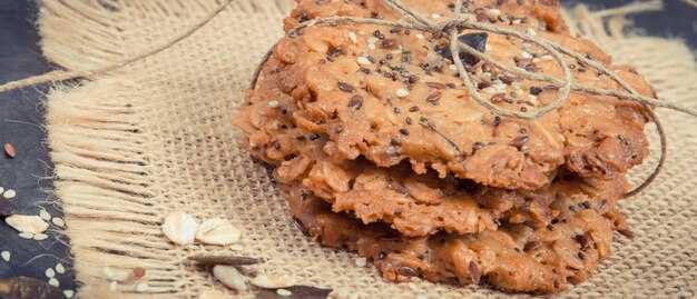 Foto verse zelfgemaakte havermeelkoekjes met honing en verschillende gezonde zaden heerlijk knapperig dessert