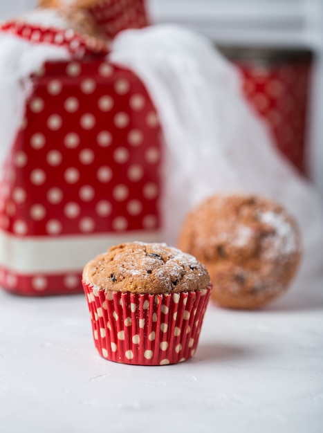 Verse zelfgemaakte heerlijke muffins met rozijnen