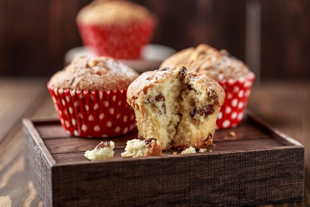 Verse zelfgemaakte heerlijke muffins met rozijnen