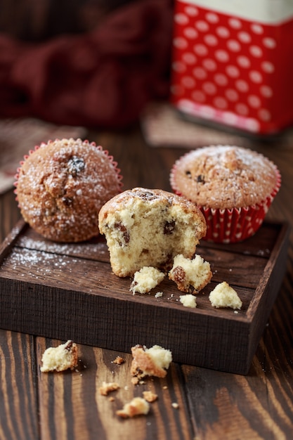 Foto verse zelfgemaakte heerlijke muffins met rozijnen