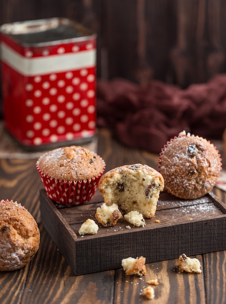 Verse zelfgemaakte heerlijke muffins met rozijnen