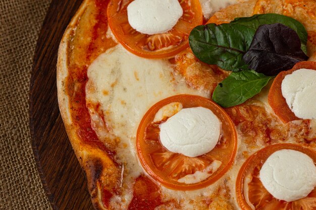 Verse zelfgemaakte Italiaanse pizza Margherita met buffelmozzarella en basilicum