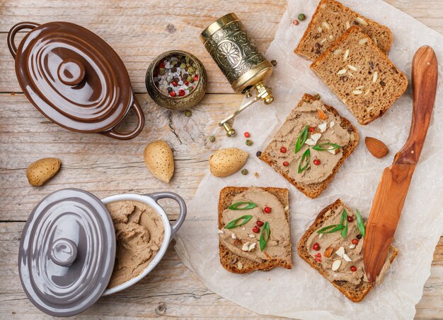 Verse zelfgemaakte kip (eend, gans, konijn, Turkije) leverpastei met amandelen, roze peper en groene uien