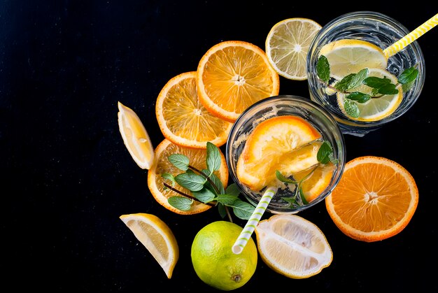 Verse zelfgemaakte limonade in glas met ijs en munt.