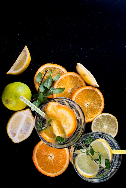 Verse zelfgemaakte limonade in glas met ijs en munt.