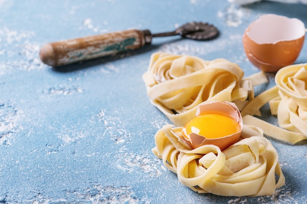 Verse zelfgemaakte pasta tagliatelle