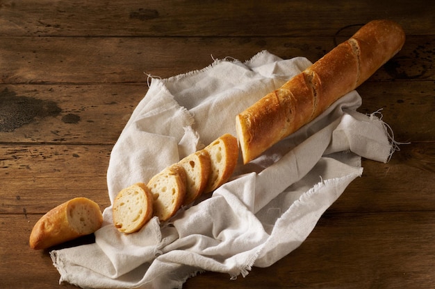 Verse zelfgemaakte stokbrood op een houten achtergrond