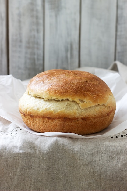 Verse zelfgemaakte tarwe gist brood op een linnen tafellaken. Rustieke stijl.