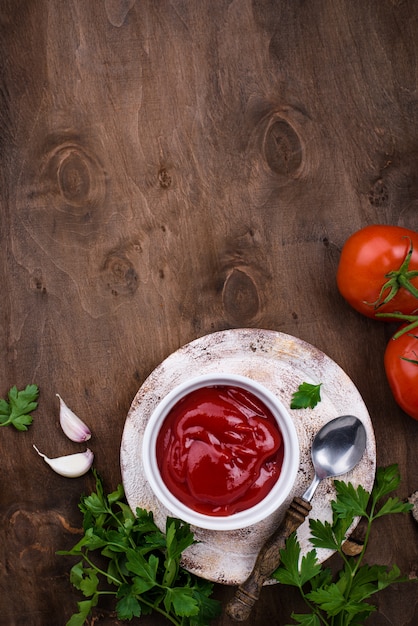 Verse zelfgemaakte tomatensaus met knoflook