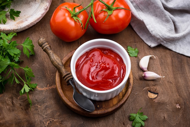 Verse zelfgemaakte tomatensaus met knoflook