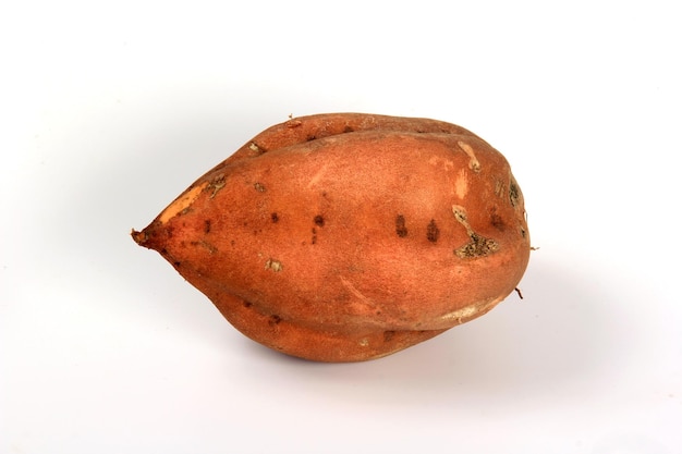 Verse zoete aardappel op een witte achtergrond