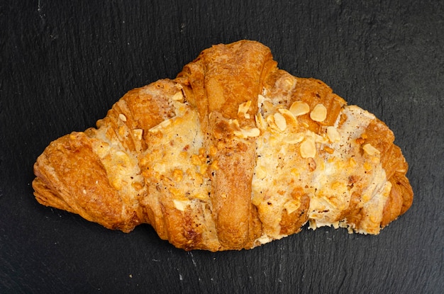 Foto verse zoete croissants voor het ontbijt op wit. studiofoto