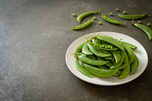 verse zoete groene erwten op witte plaat