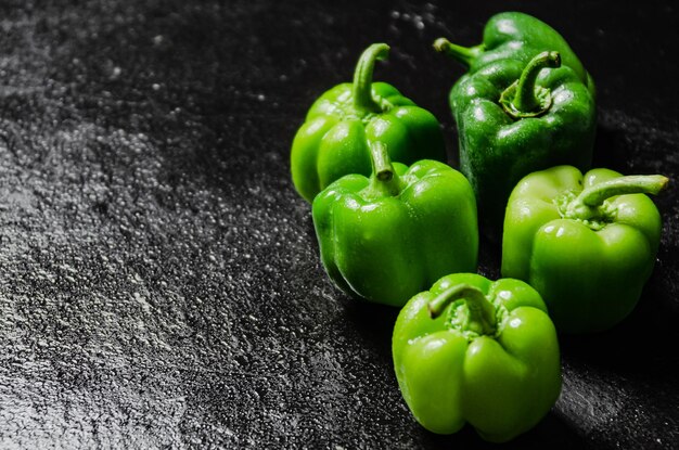 Foto verse zoete peper op een zwarte tafel.