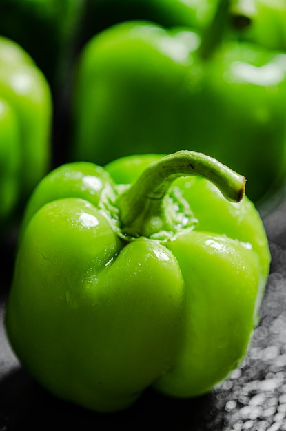 Foto verse zoete peper op een zwarte tafel.