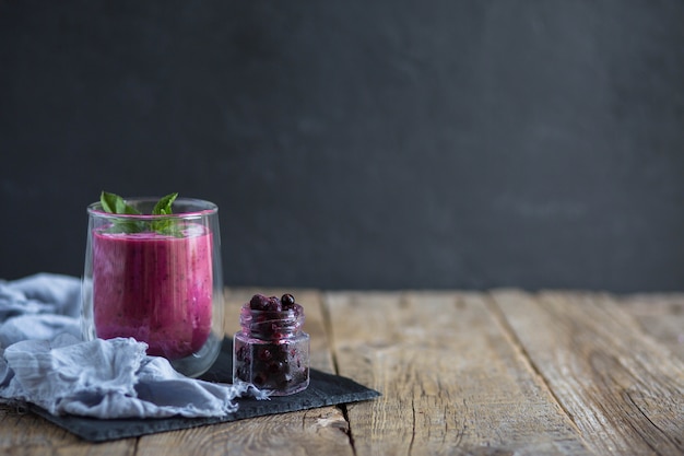 Verse zwarte bessen smoothie.