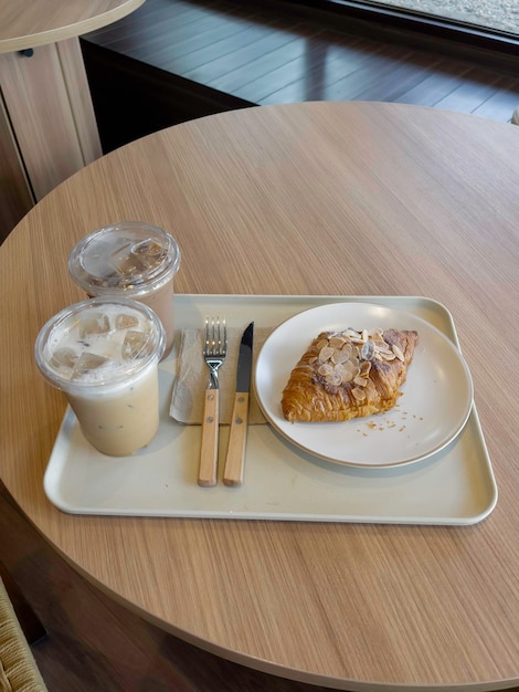 Versgebakken amandelcroissant en koffieontbijt