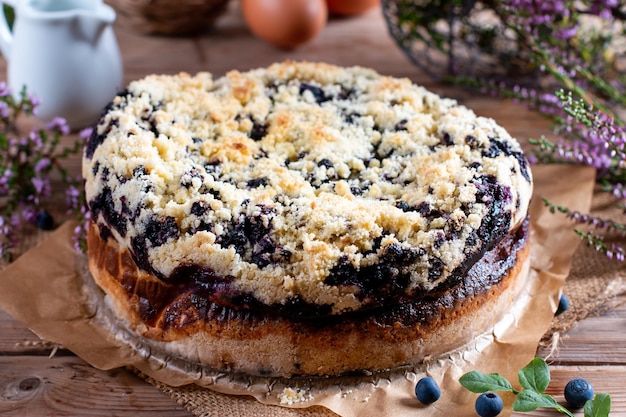 Foto versgebakken bosbessencake op houten tafel gebakken goederen concept