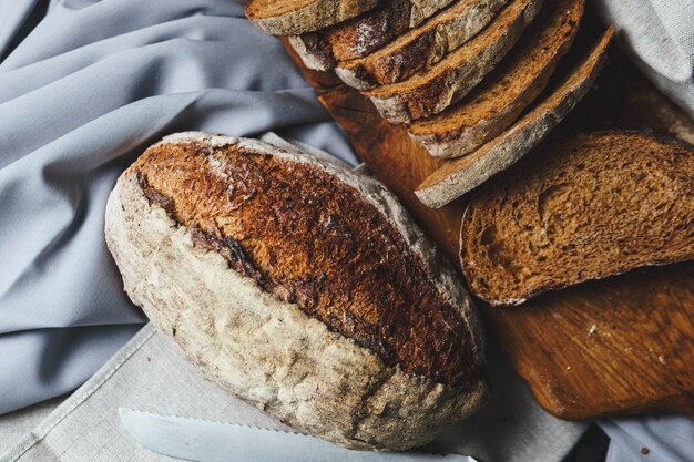 Foto versgebakken brood met een gouden korst close-up gistdeeg concept van bakkerijproducten, bakkerij en gezond eten