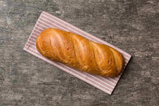 Versgebakken brood met servet op rustieke tafelblad weergave Gezond wit brood geïsoleerd