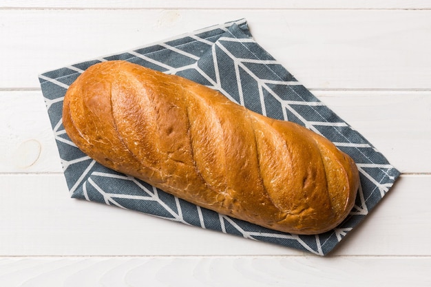 Versgebakken brood met servet op rustieke tafelblad weergave Gezond wit brood geïsoleerd