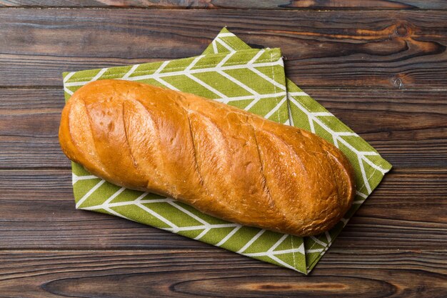 Versgebakken brood met servet op rustieke tafelblad weergave Gezond wit brood geïsoleerd