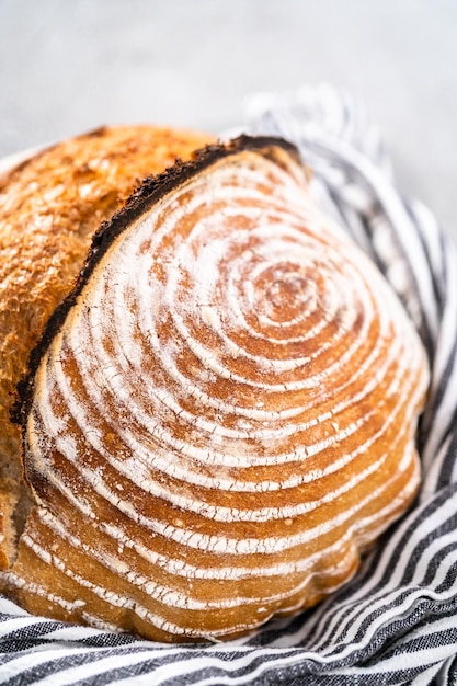 Versgebakken brood van een tarwezuurdesembrood met merktekens uit de broodrijsmand