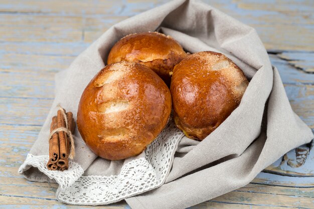 Versgebakken broodjes met amandelen. Croissants en brioches