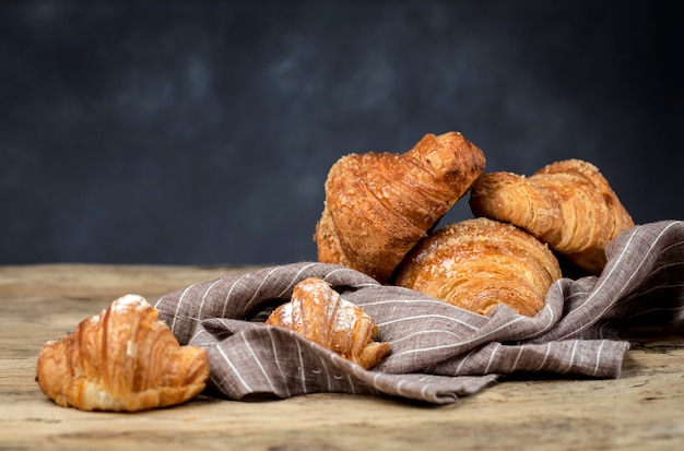 Versgebakken broodjes met amandelen. croissants en brioches