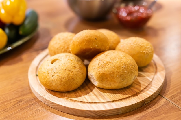 Versgebakken burgerbroodjes met sesamzaadjes in de keuken