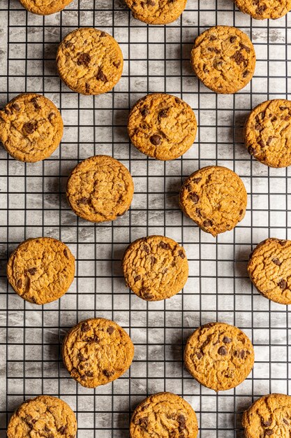 Versgebakken chocoladeschilferkoekjes op een marmeren aanrecht.