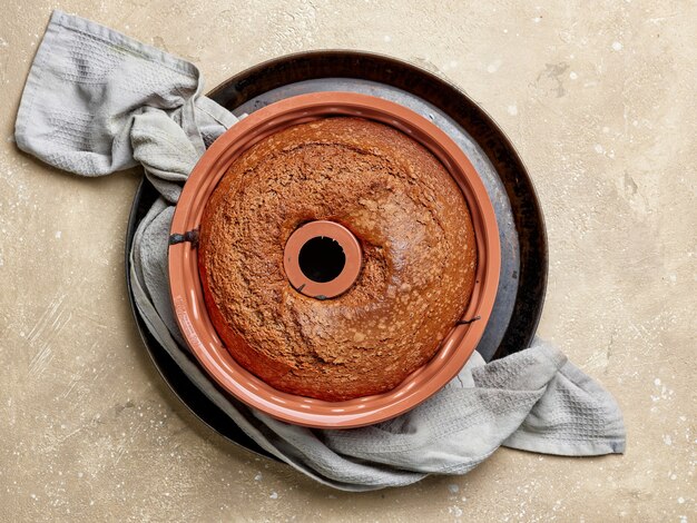 Versgebakken chocoladetaart op keukentafel, bovenaanzicht