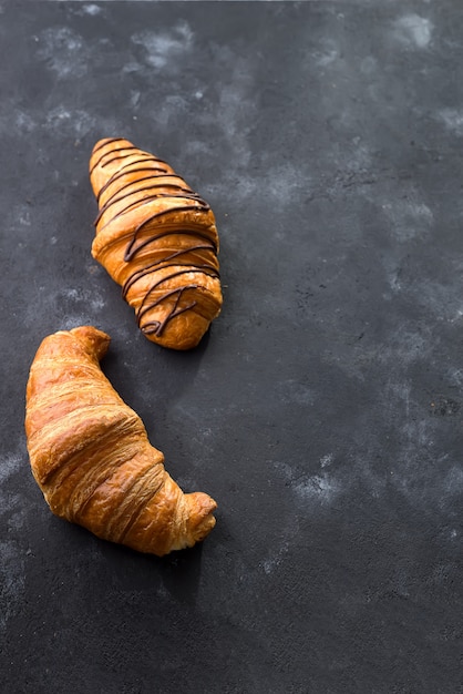 Versgebakken croissant met chocoladesaus