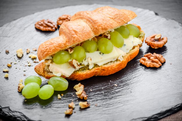 Versgebakken croissants gevuld met brie en druiven