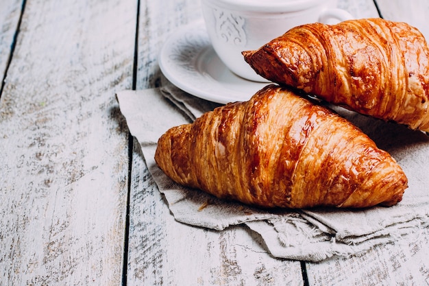 Versgebakken croissants op houten snijplank, bovenaanzicht