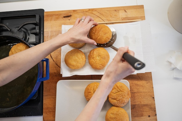 Versgebakken donuts op keukenpapier leggen