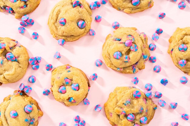 Versgebakken eenhoornchocoladekoekjes met regenboogchocoladeschilfers op het aanrecht.