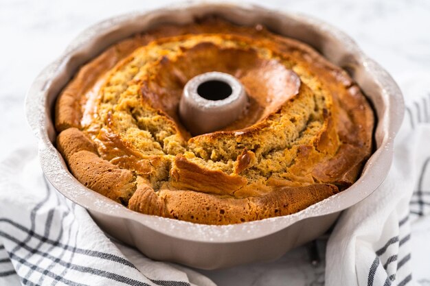 Versgebakken eierpunch bundtcake afkoelen op een aanrecht